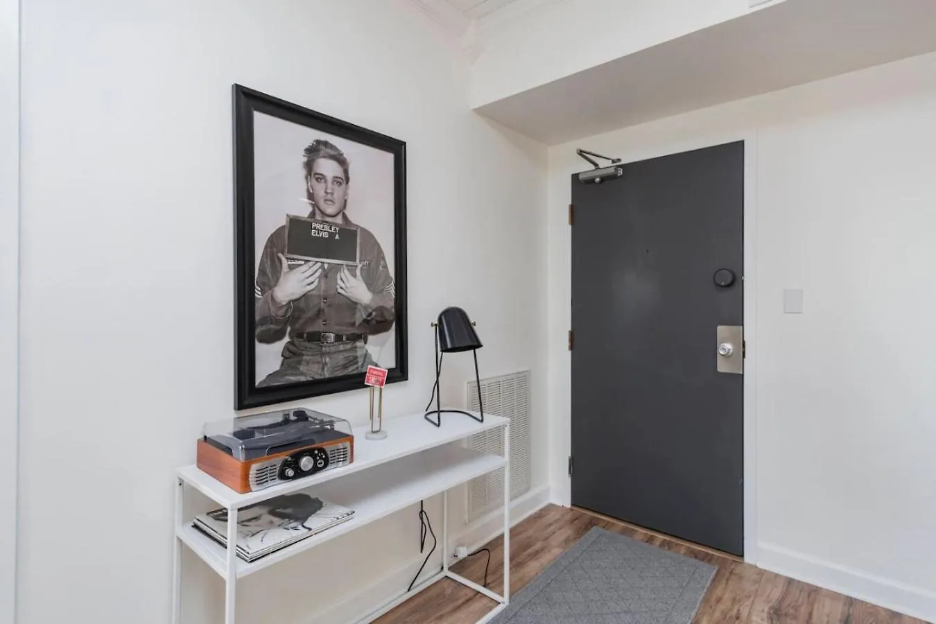 Two Condos On Music Row That Sleeps 14 With Pool And Parking Nashville 0*,