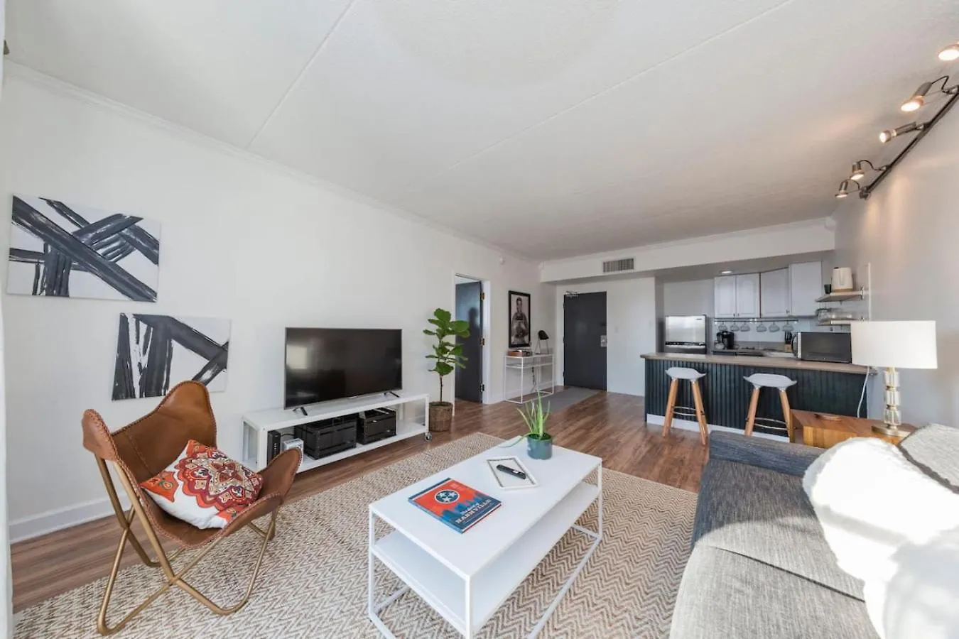 Two Condos On Music Row That Sleeps 14 With Pool And Parking Nashville Apartman