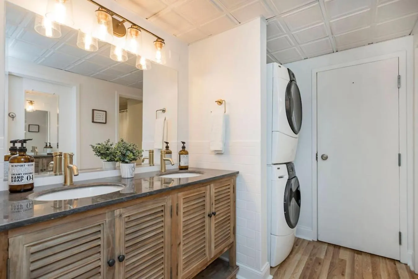 Apartman Two Condos On Music Row That Sleeps 14 With Pool And Parking Nashville