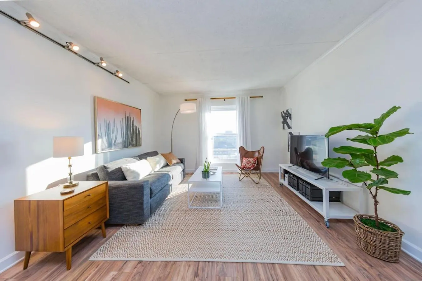 Two Condos On Music Row That Sleeps 14 With Pool And Parking Nashville Apartman