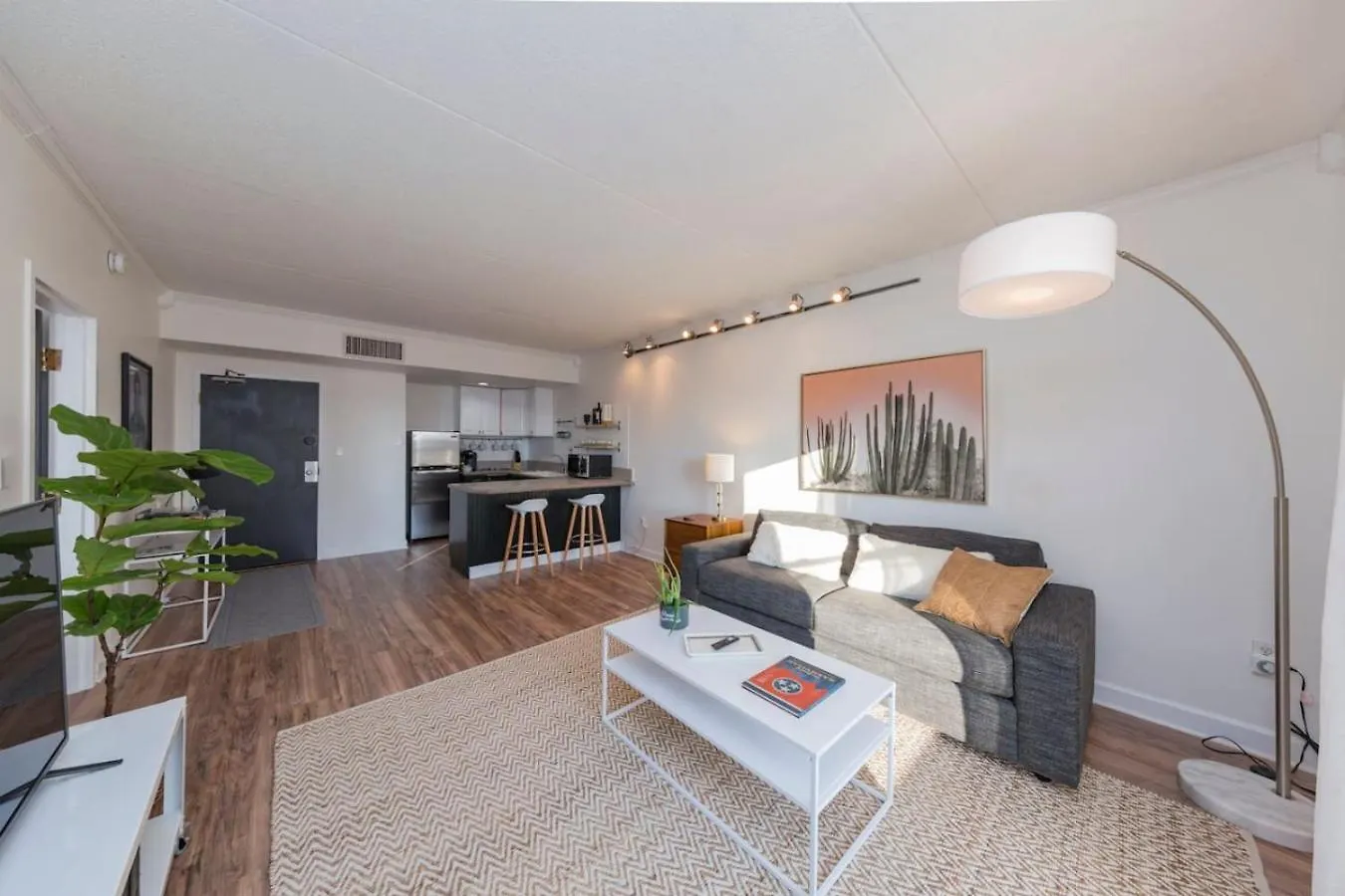 Apartman Two Condos On Music Row That Sleeps 14 With Pool And Parking Nashville